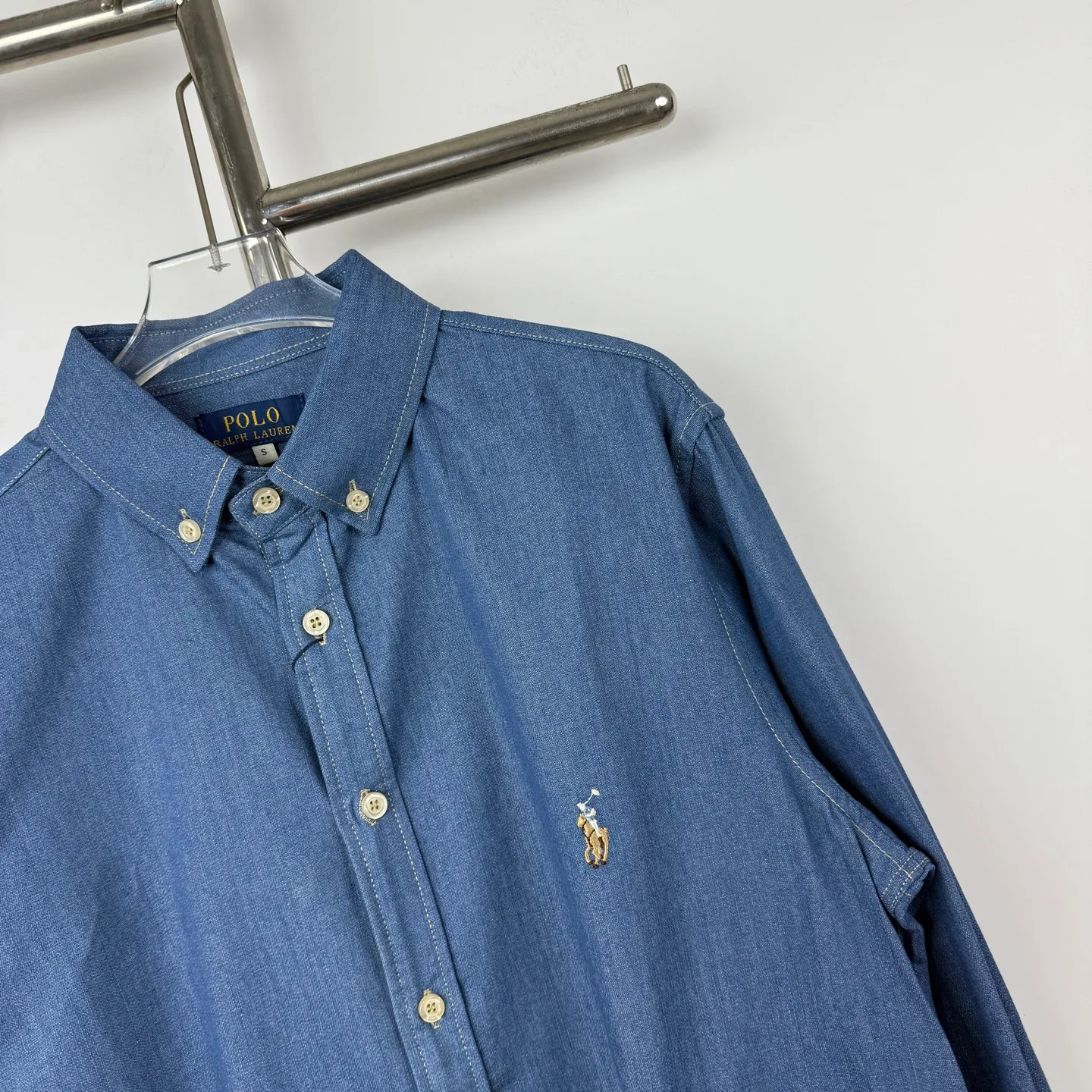 P220 💰Model No. B24 Ralph Lauren/Ralph Lauren classic color small label couple style washed denim long-sleeved shirt 1️⃣Made of high-quality denim fabric, the upper body is soft and comfortable, extremely delicate, has a solid, smooth and soft feel, and the fabric does not wrinkle, and the feel is invincible. The details are handled perfectly! 2️⃣Adopting the washing process, the workmanship details are perfectly controlled. They are all hemmed with vest technology, and the insides of the sleeves are also used. Different from the four-needle and five-thread workmanship, the collars are also all designed with interlining, showing high-end fashion and individuality, and the style is fashionable, simple and elegant! 3️⃣It is very youthful and energetic, and can be easily worn by both men and women. It is very in line with the fashion aesthetic concepts of today's young people! Color: light blue Sizes: S, M, L, XL
